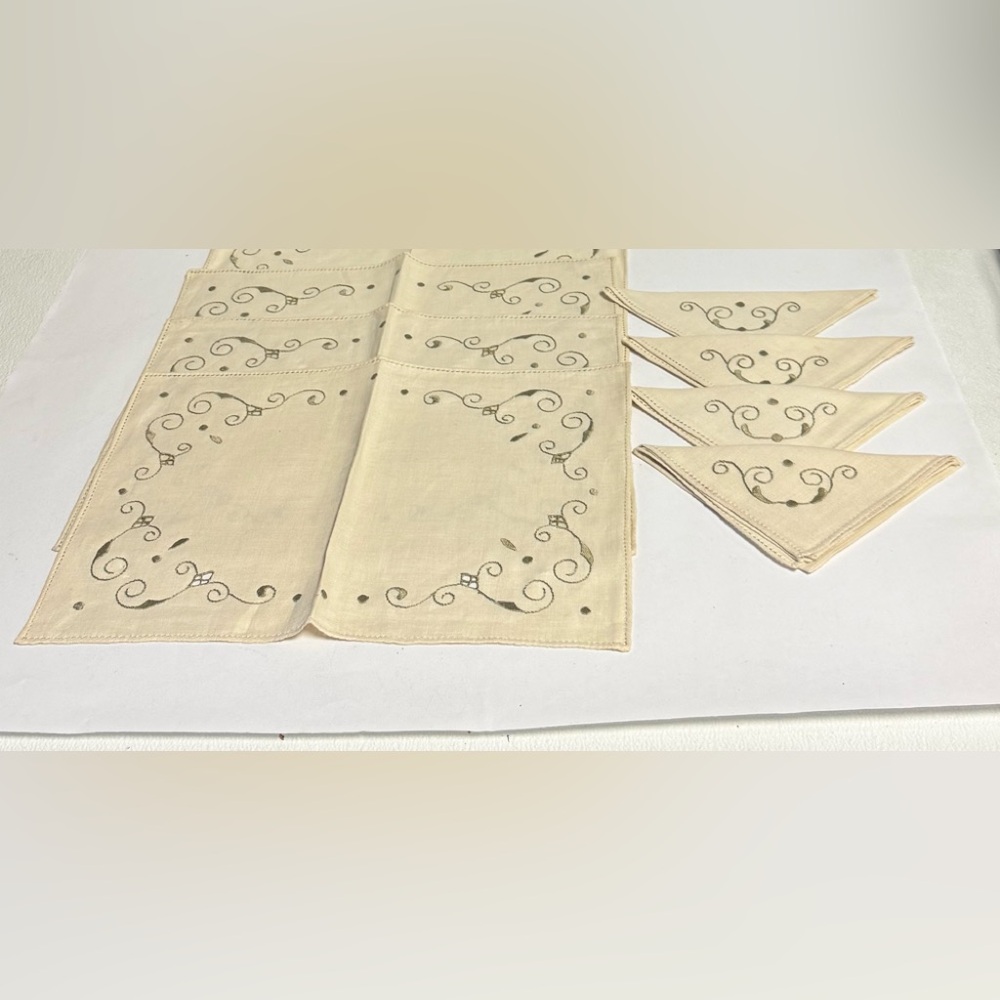 Elegant Italian Cream Placemat and Napkin Set with Embroidered Design